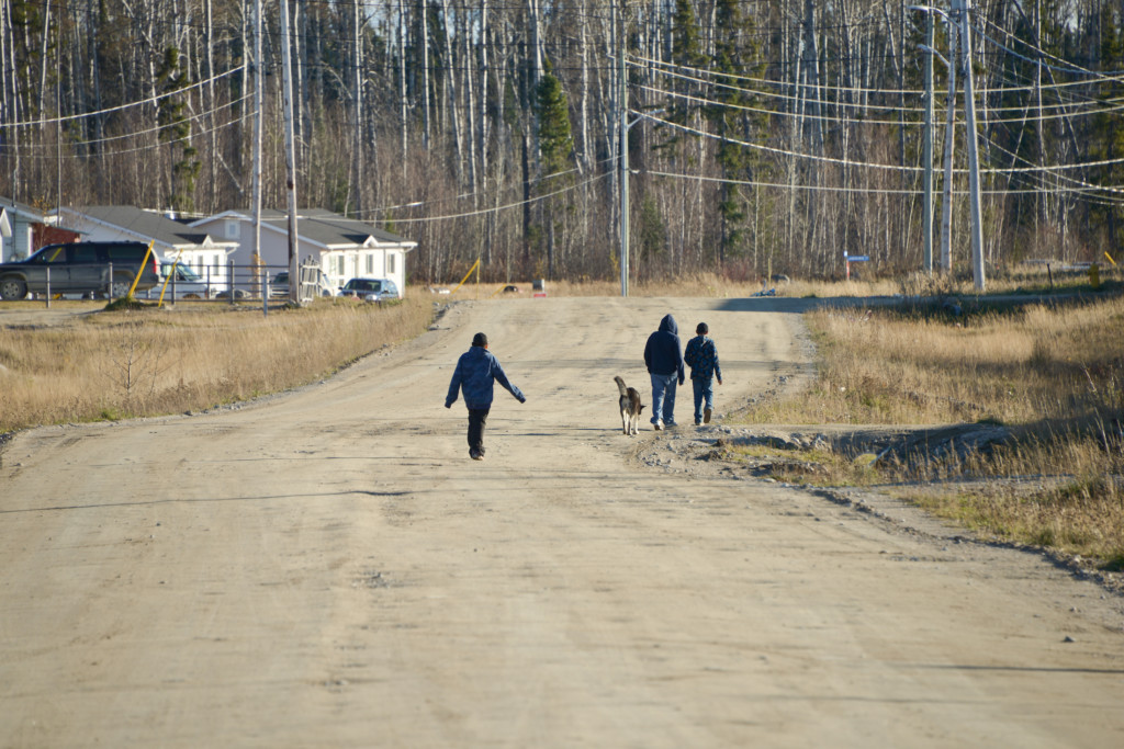 Youths walk along the road in Neskantaga First Nation, a remote community in Northern Ontario which has been on a boil water advisory since 1995. Photo: Samer Muscati / Human Rights Watch