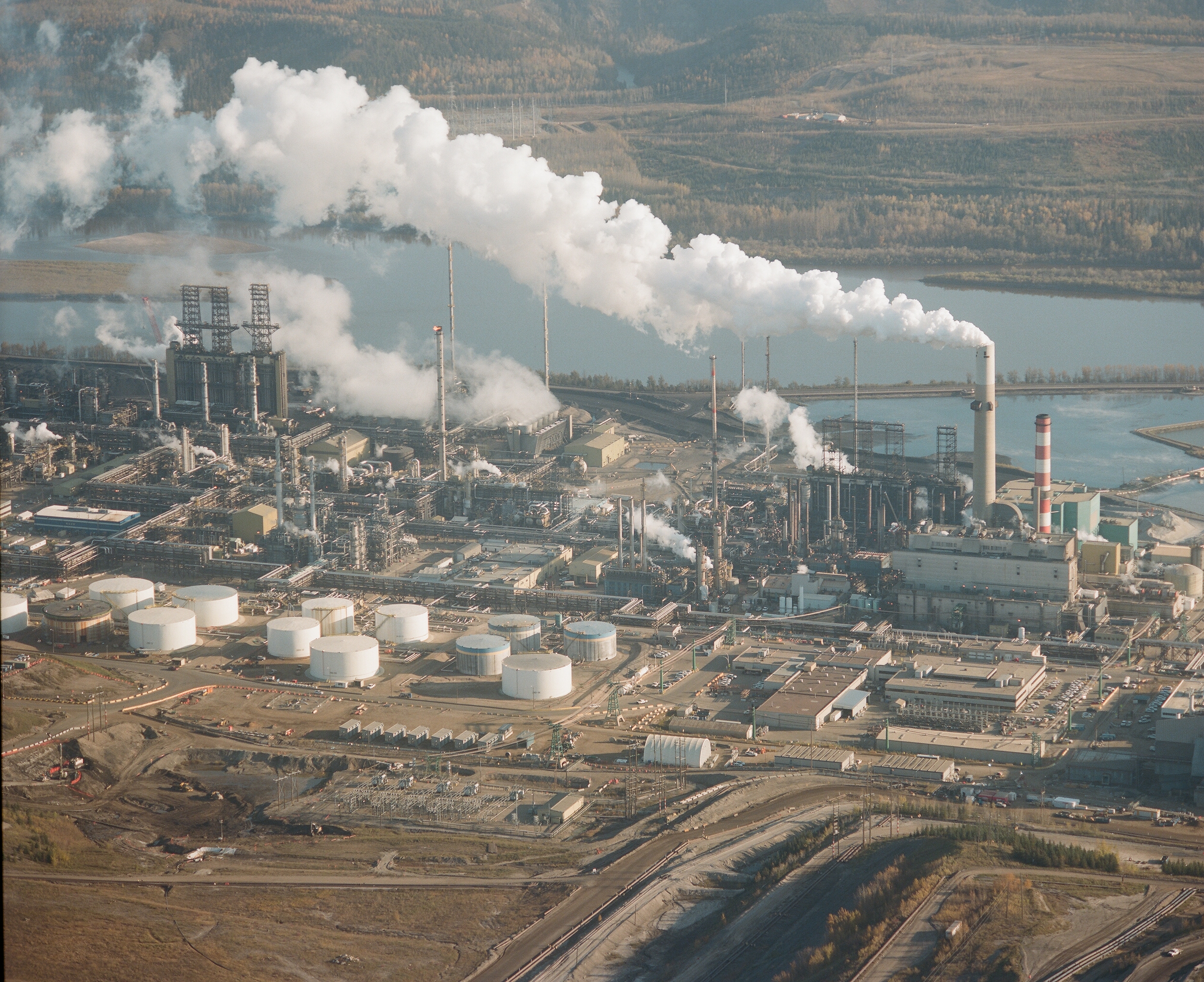 Canada's biggest polluters are paying the lowest price on carbon - Vimarsana News
