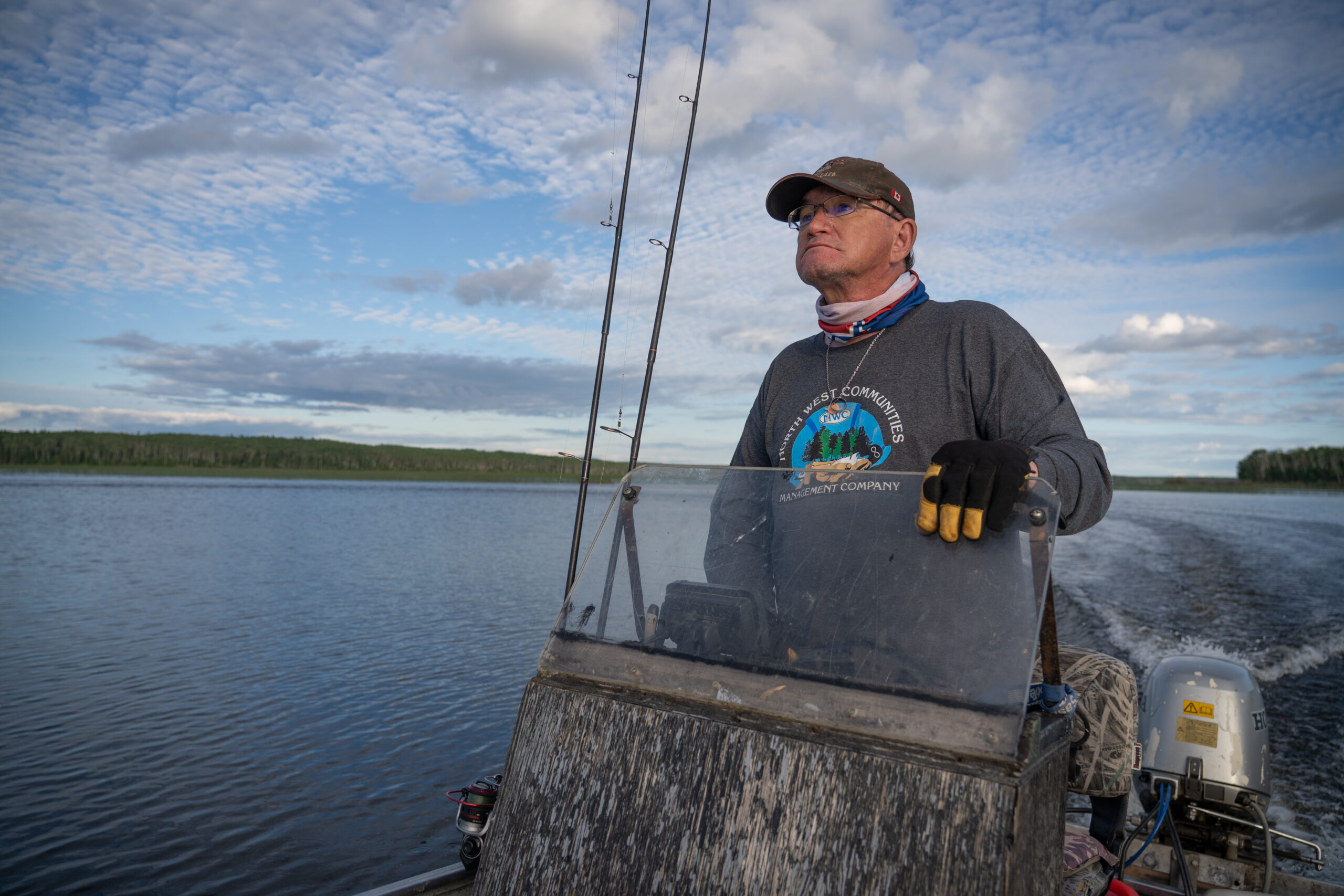 湖でボートに乗るサキタワクのマネージャー、ピーター・ドローチャー。