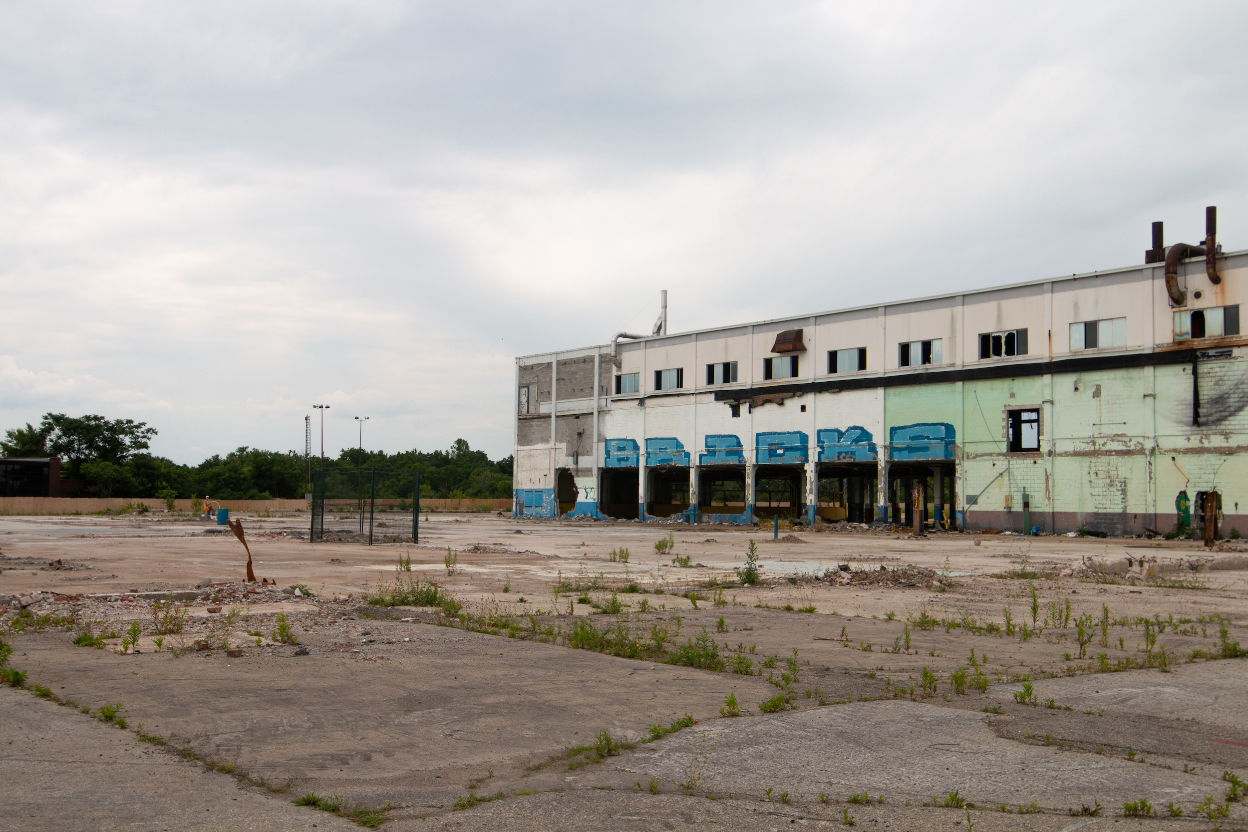 A derelict former General Motors site in St. Catharines, Ont. Photo: Ramona Leitao / The Narwhal