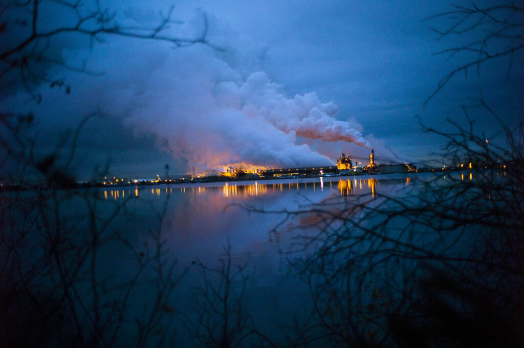 Photo of oilsands with smoke coming out of chimneys